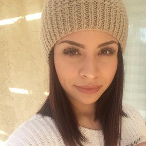 Meet your Posher, Claudia